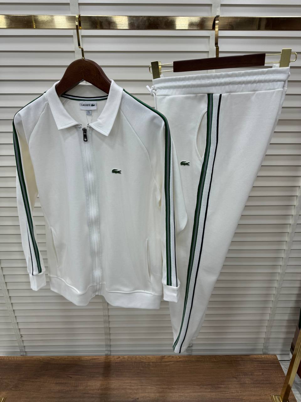 Męski Dres Lacoste Style Biały – Bluza na Zamek + Spodnie z Zielonymi Paskami