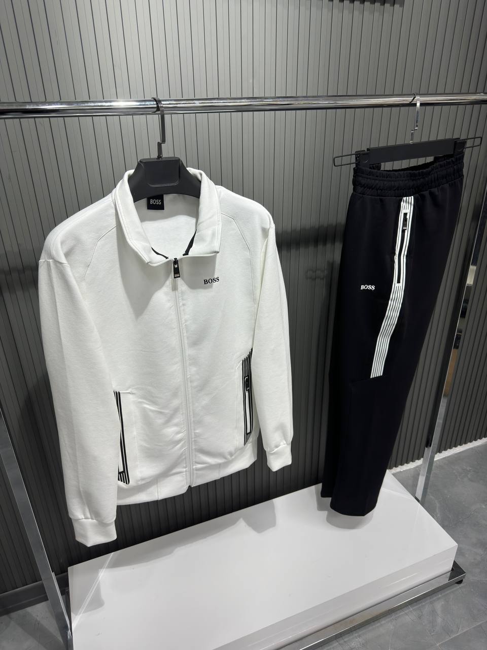 Męski Dres BOSS Style Biało-Czarny – Bluza na Zamek + Spodnie