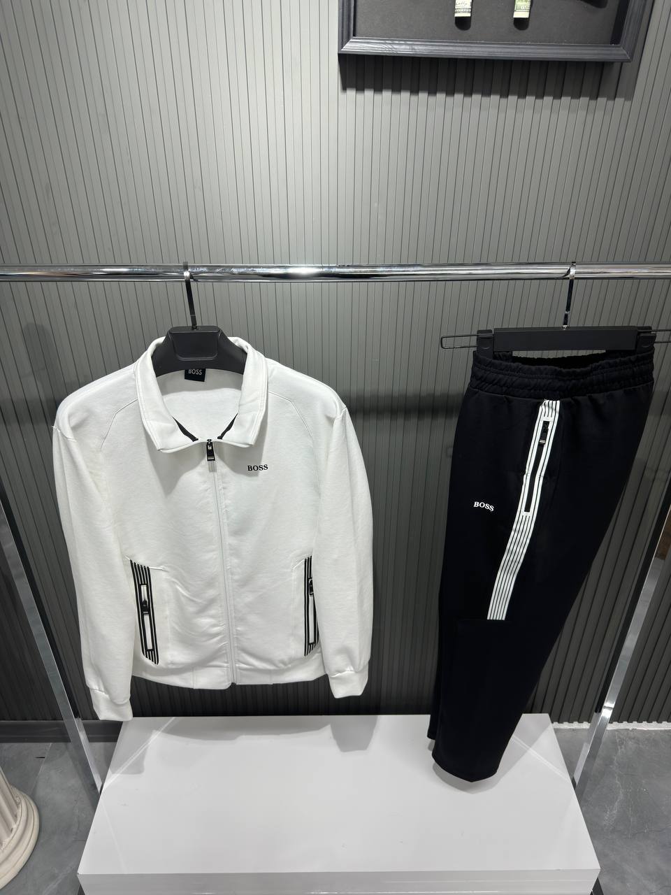 Męski Dres BOSS Style Biało-Czarny – Bluza na Zamek + Spodnie