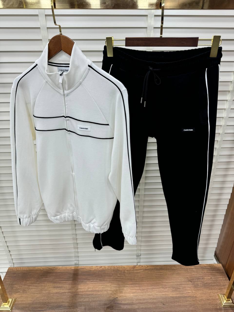 Męski Dres Calvin Klein Style Biało-Czarny – Bluza na Zamek + Spodnie z Kontrastowymi Liniami