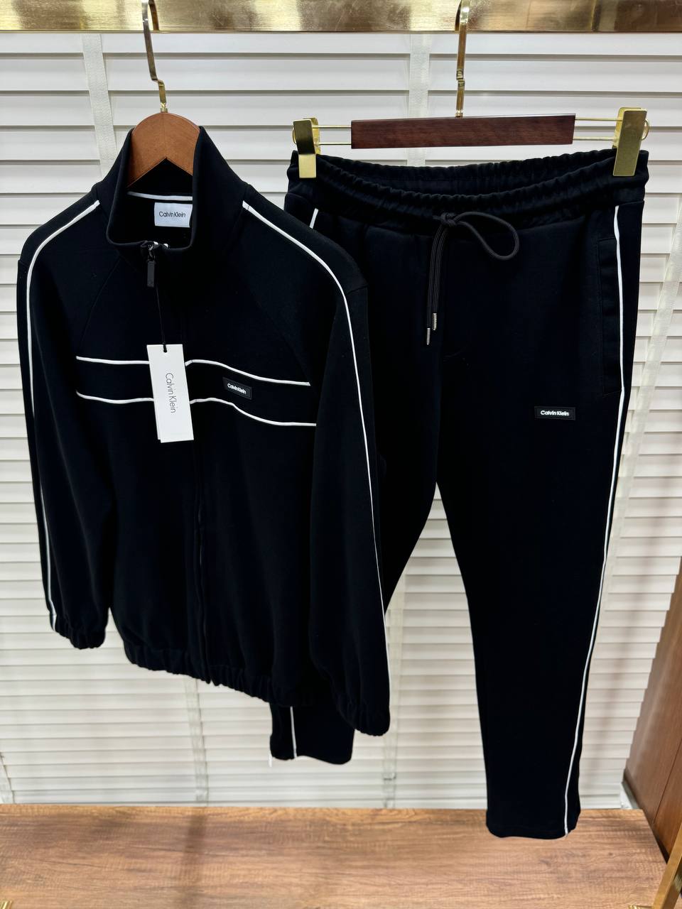 Męski Dres Calvin Klein Style Czarny – Bluza na Zamek + Spodnie z Białymi Liniami