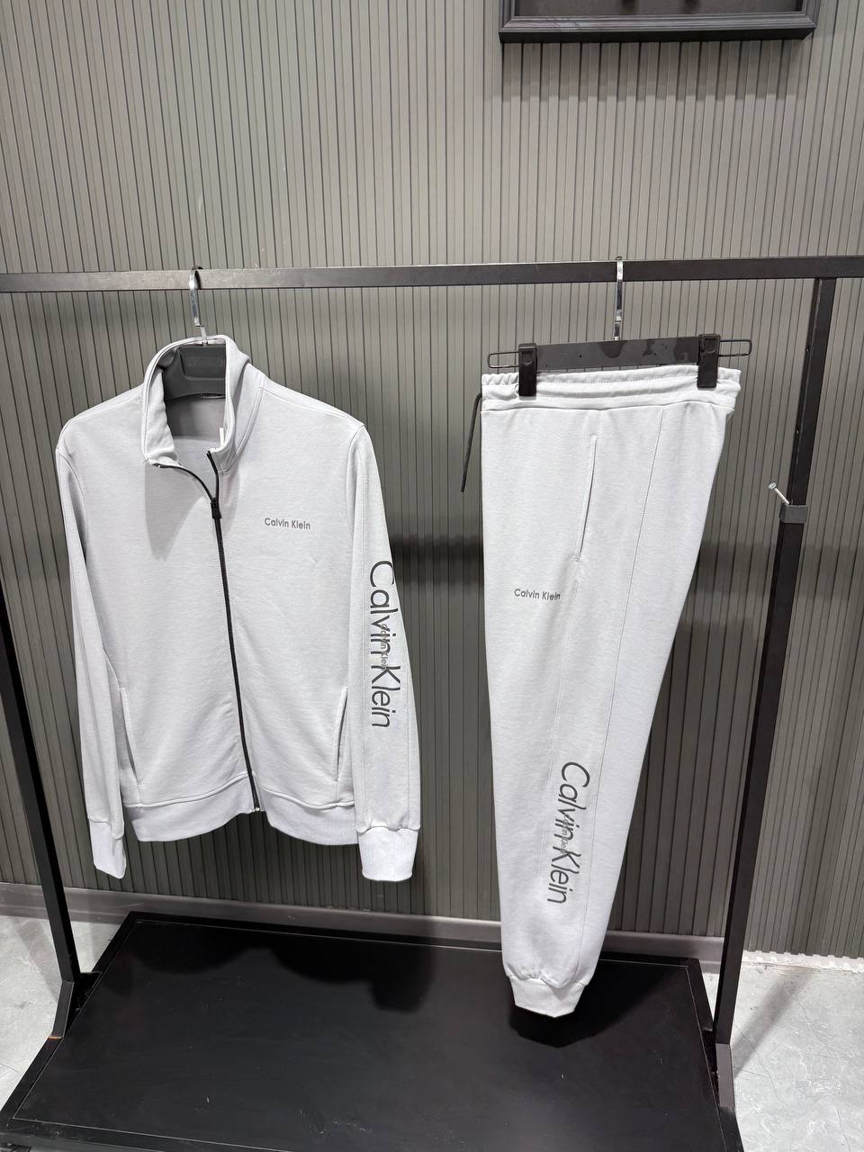 Męski Dres Calvin Klein Style Jasnoszary – Bluza na Zamek + Spodnie