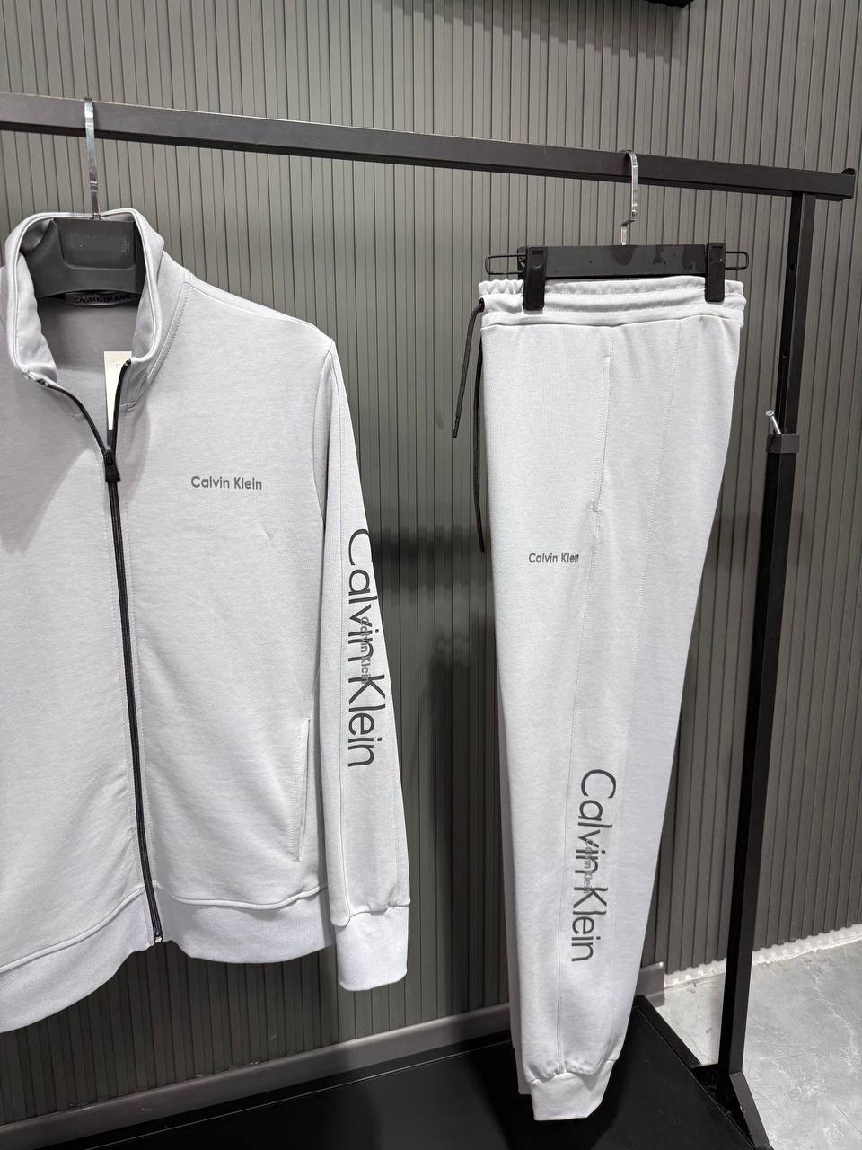 Męski Dres Calvin Klein Style Jasnoszary – Bluza na Zamek + Spodnie